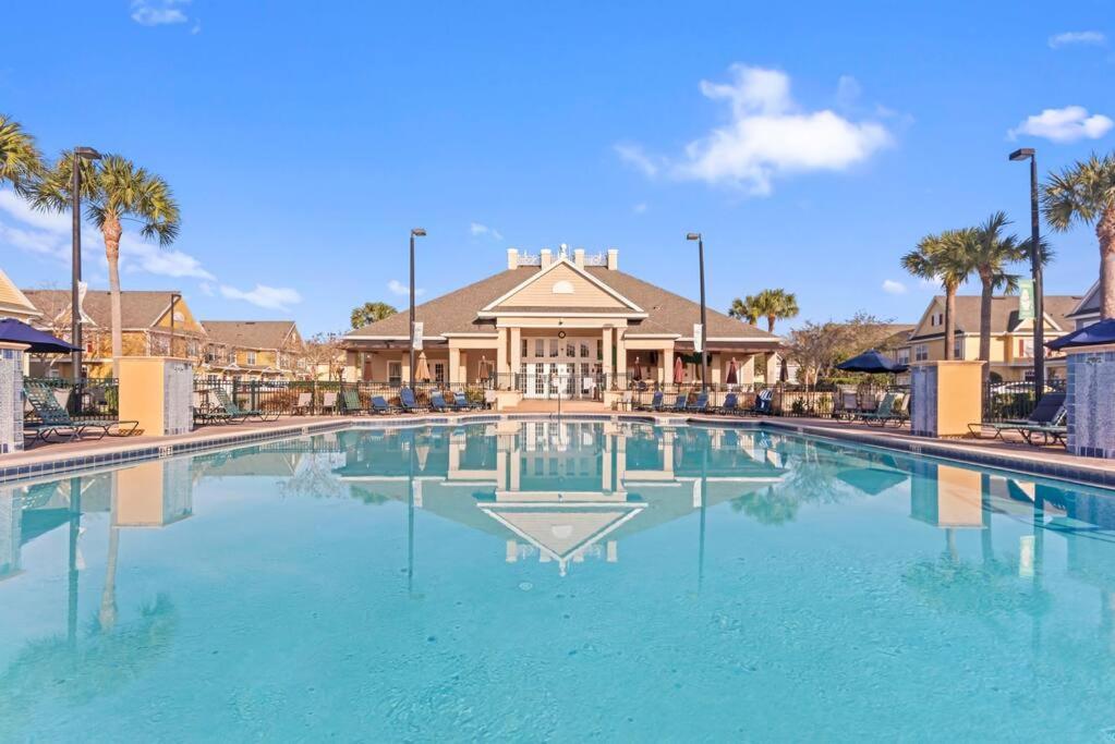 Villas at Seven Dwarfs clubhouse and pool